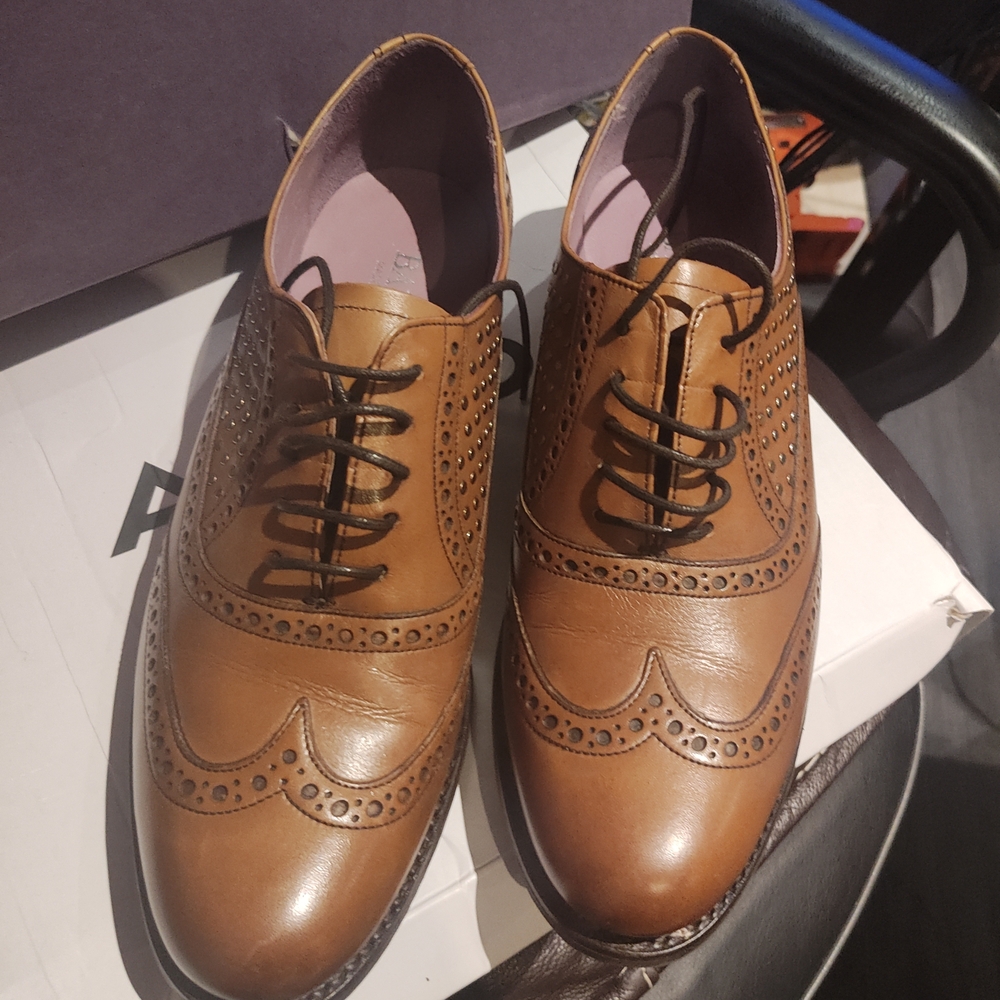 Women's Tan Brogue Oxford Lace-Up Shoes